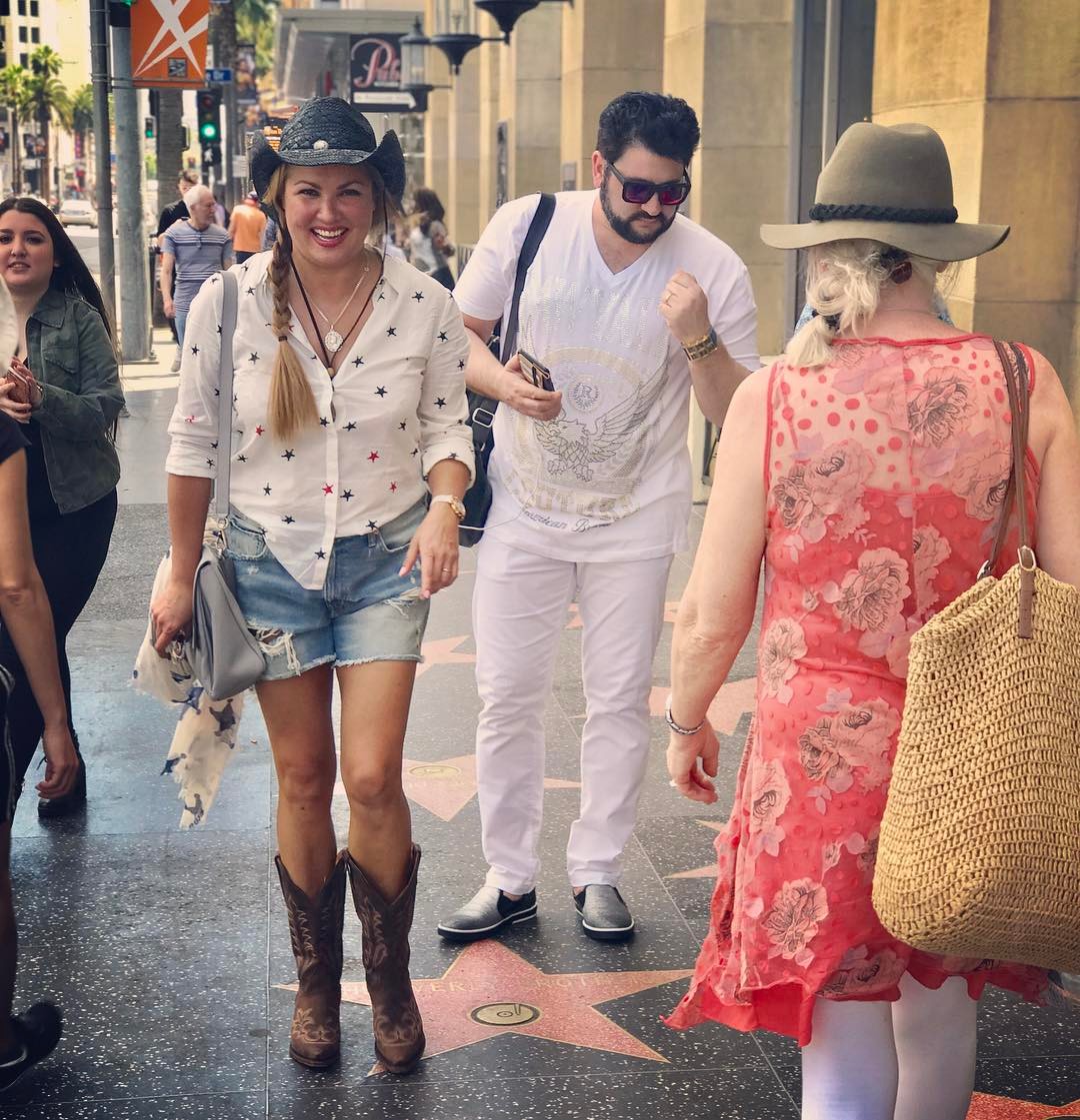 В повседневной жизни артистка обожает яркие вещи.