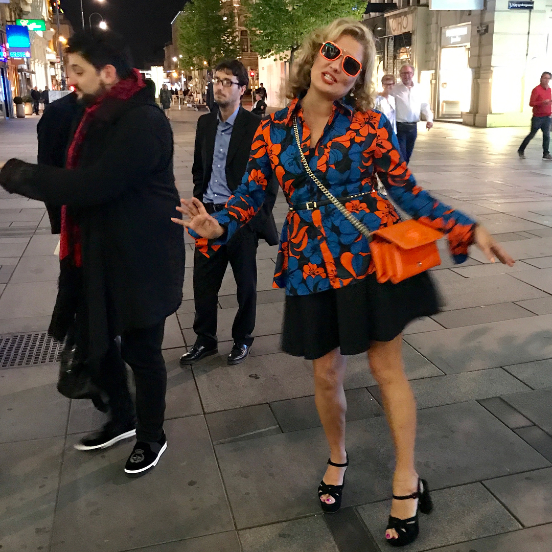 Анна позволяет себе носить короткие юбки.