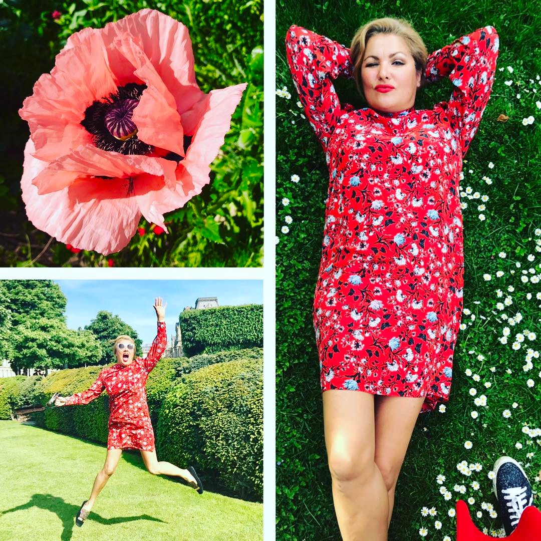 Артистка обладает живым жизнерадостным характером.