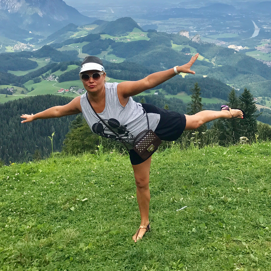 Она обожает позировать в довольно необычных позах.