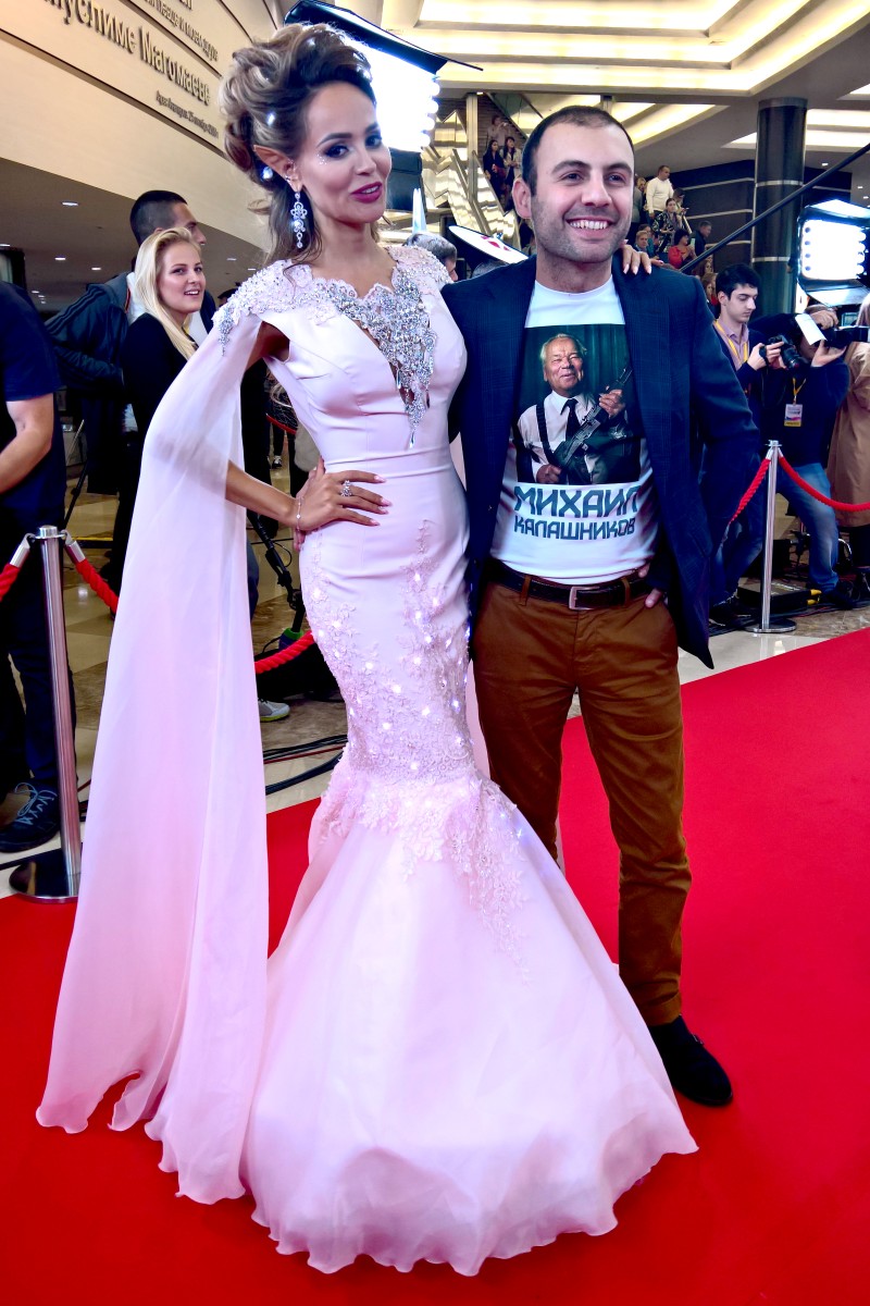 Спутник Анны Калашниковой - миллиардер, ректор бизнес-школы Григорий Аветов. На премию он пришел в майке с Калашниковым. А Анна наростила ушки и стала королевой эльфов.