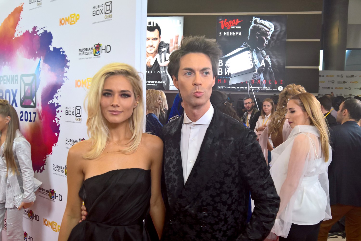 Марк Тишман пришел с коллегой по "Фабрике звезд" Юлией Паршутой.