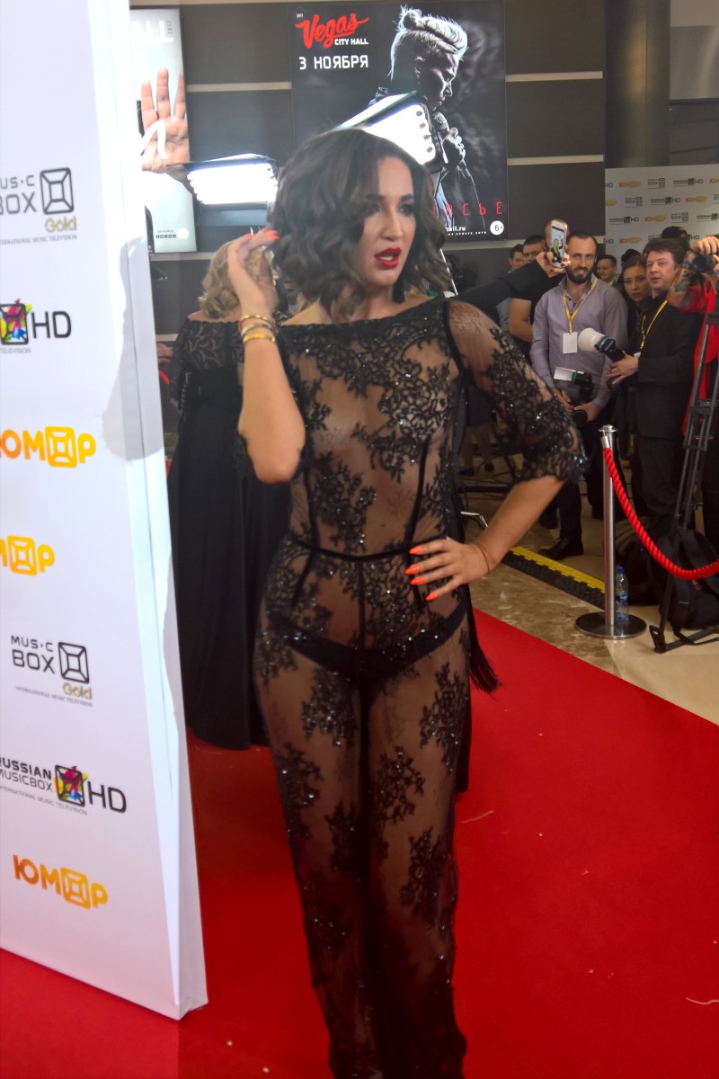 Телеведущая Ольга Бузова шокировала прозрачным платьем.