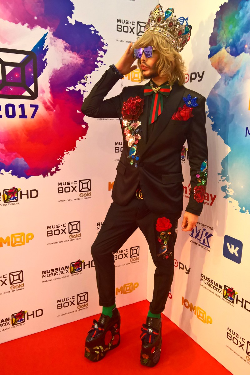 Королю гламура Сергею Звереву 54 года. Чем ближе к пенсии, тем выше у него платформа, тем богаче корона, тем агрессивней макияж.