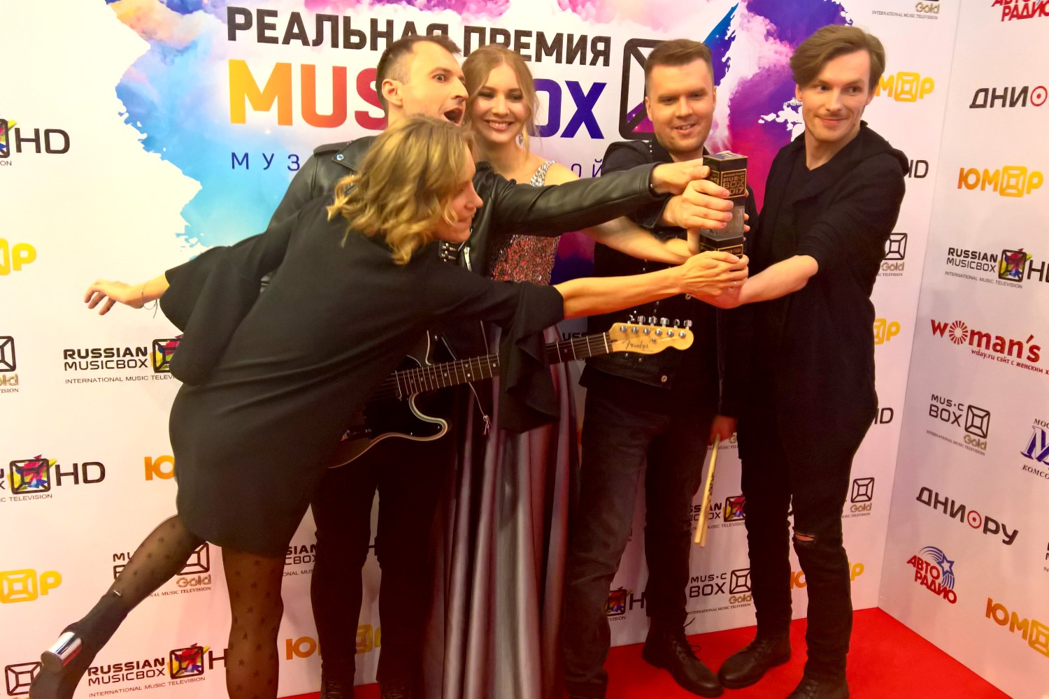 Группа "Летать!" - обладатель награды "Прорыв года". Это один из самых интересных молодых коллективов.