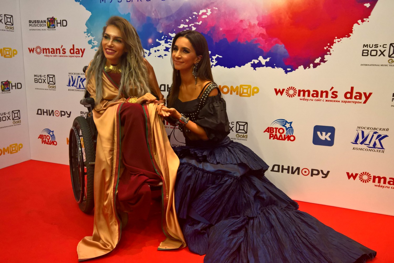 Волшебная Зара и очаровательная Юлия Самойлова долго о чем-то говорили.