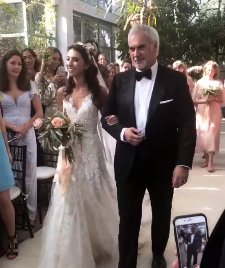 К алтарю невесту вел отец.