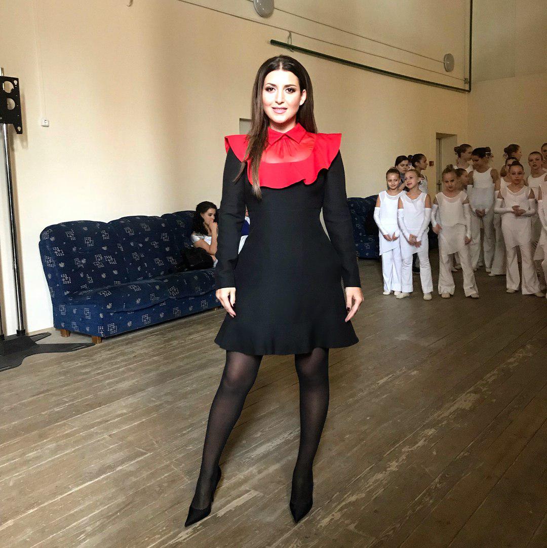 Артистка много работает.