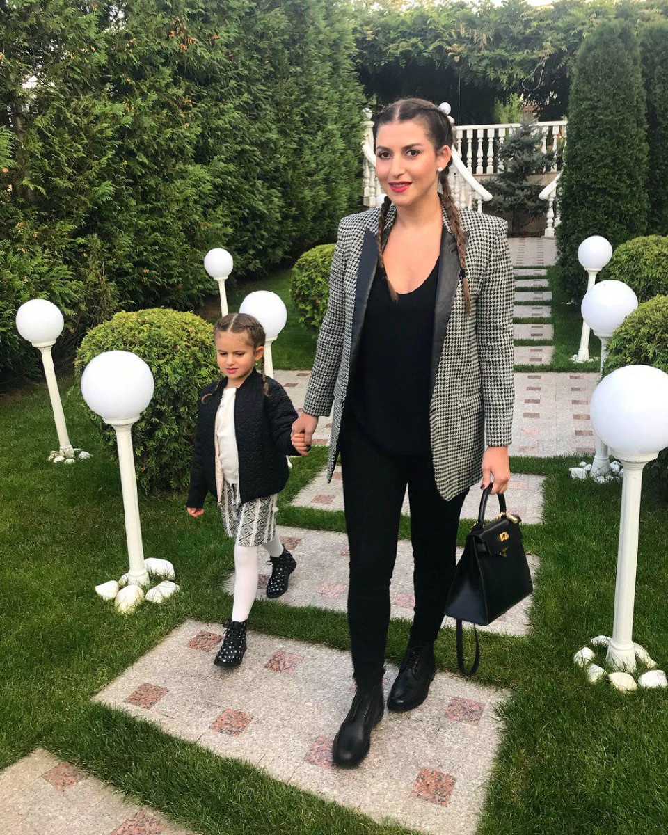 Но уделяет время и воспитанию детей (с дочкой Маргаритой).