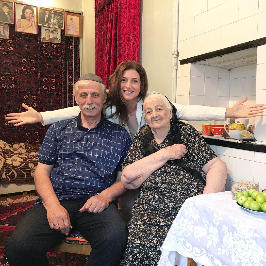 А недавно артистка навестила родных в Дербенте.