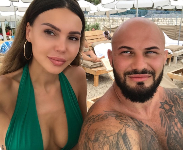 Популярный музыкант добавил красавице еще больше шарма и привлекательности