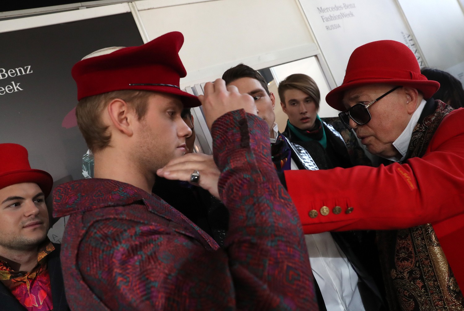 Последние приготовления перед выходом на подиум.