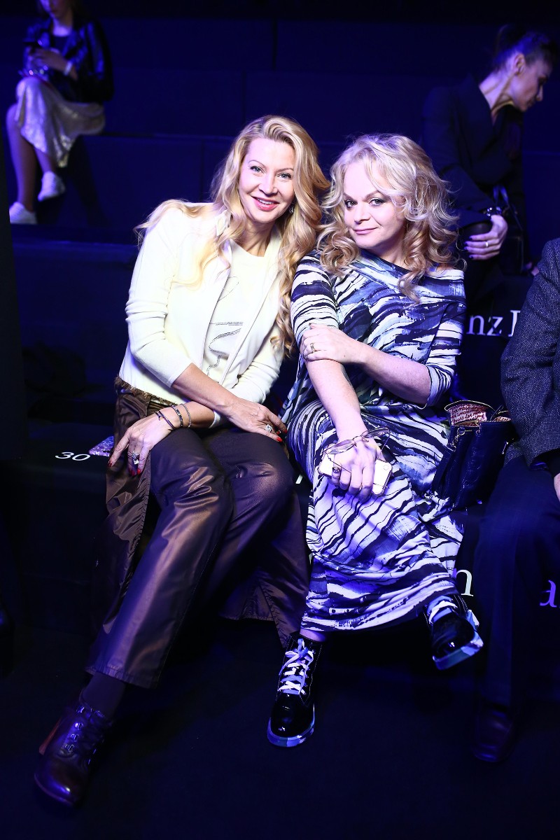 Лариса Долина выбрала модный принт и молодежный look.