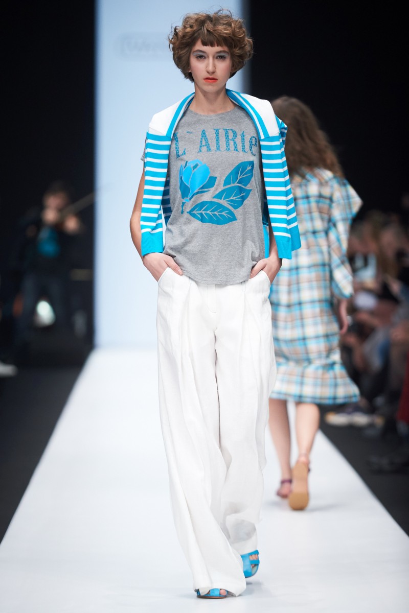 Юлия Иванова создала легкие образы для приморских прогулок: сарафаны-миди, комбинезоны oversize, плессированные юбки и свободные рубахи – базовая вещь бренда, переходящая из сезона в сезон.