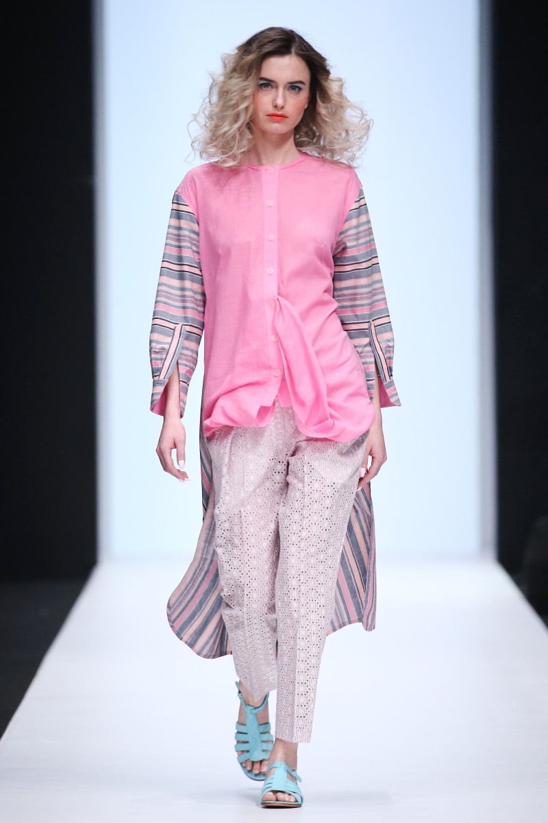 Настроение весны в оттенках бирюзового, синего, бежевого и белого с зелеными цветами или клеткой в принте. Нестандартное смешение материалов и текстур: хлопковые рубахи с юбкой-сеткой или льняными брюками. Обувь – сандалии. Бренд IVANOVA