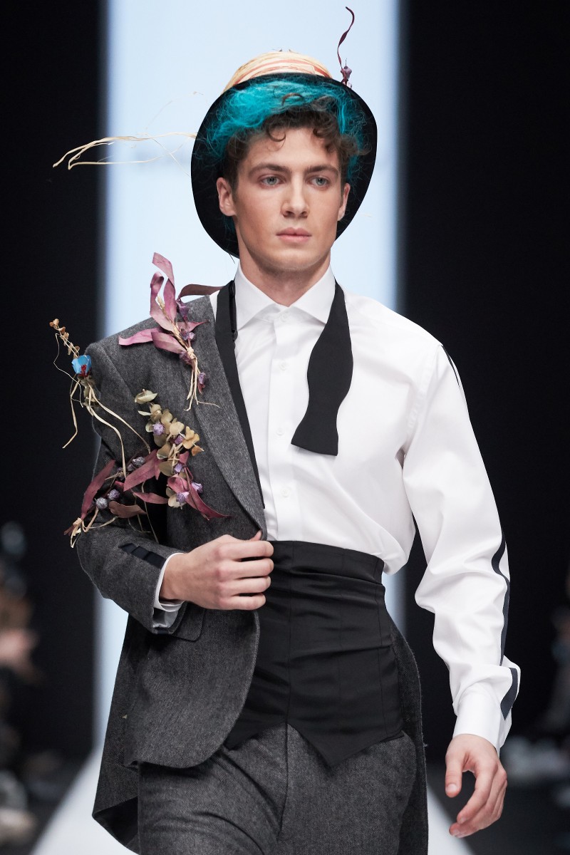 Артем Шумов позиционирует себя как дизайнер мужской одежды.