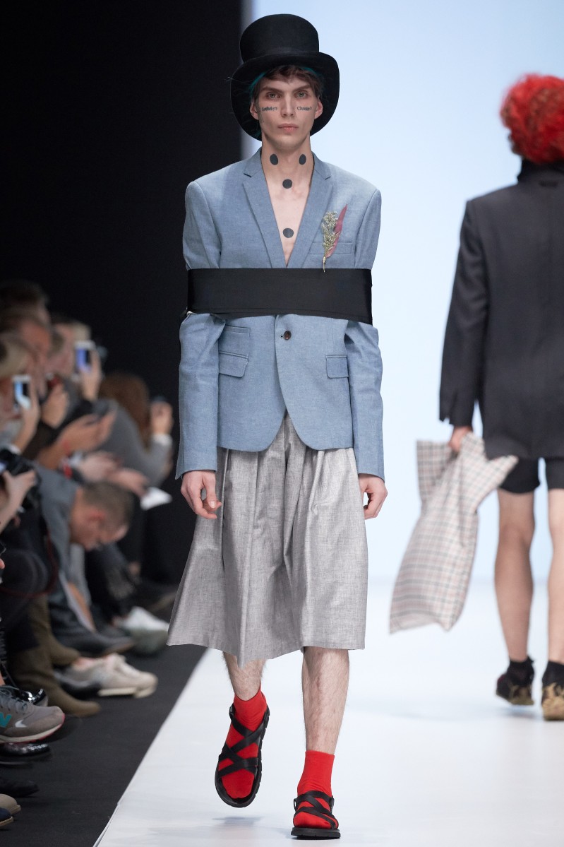 Азиатские мотивы, простые формы и удлиненные силуэты. Всем запомнились необычные рубашки с открытым деталями и пиджаки на голых торсах моделей. А также желтые и красные носки, традиционный элемент одежды Шумова.