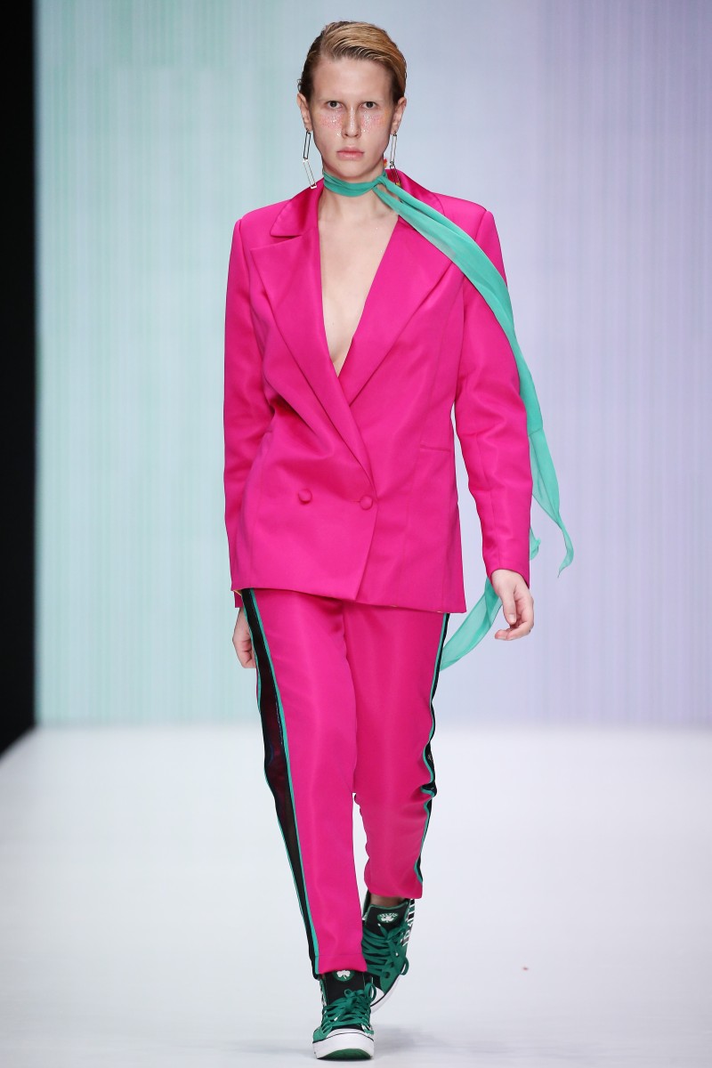 Мужские костюмы из парчи с восточными узорами. Женское меховое манто в сочетании с атласными брюками. Фуксия, бирюзовые лампасы, голубой плащ металлизированной ткани, летящая серебристая органза на подолах юбок. Мюли – для мужчин и бархатные ботфорты – у женщин. ANASTASIA DOKUCHAEVA.