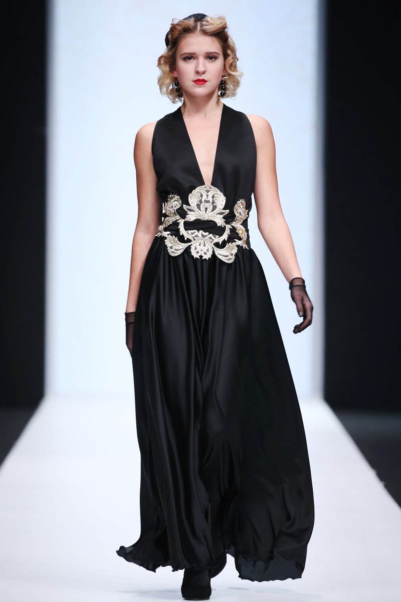 Дизайнер Кристина Кибовская изобрела "машину времени" и перенесла зрителей показа во времена, когда дети ходили в пышных платьях. Были и привычные современные комплекты: лосины с топами, юбки из сетки.