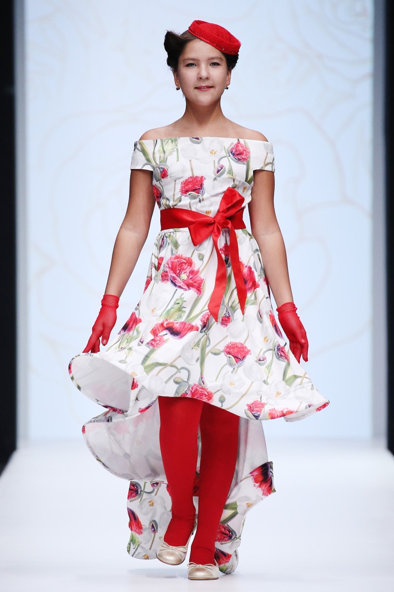 Принты: цветочные с маками, розами и сакурой. Цвета: красный, черный, хаки, серый, пудровый, белый. Аксессуары: шляпа-таблетка. KIBOVSKAYA & PABLOSKY.