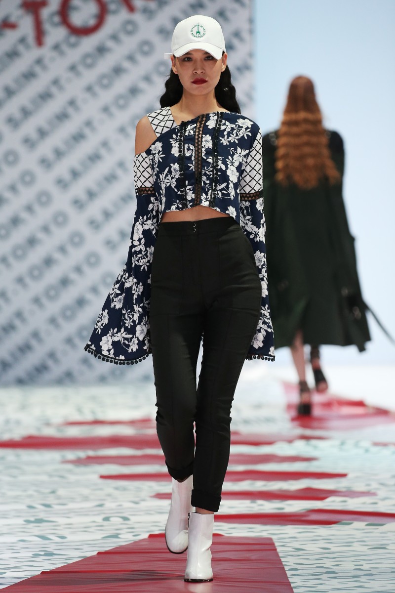 Коллекция Explore Mars марки Saint-Tokyo вдохновлена космическим миром обычной девушки. На далеком Марсе она ведет образ жизни, непохожий на земной.