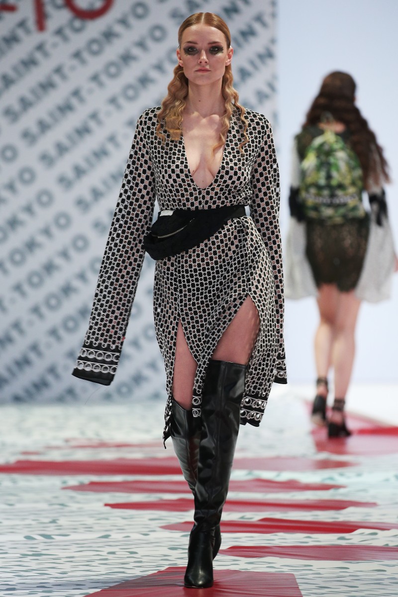 Контрастные сочетания в палитре цветов, крое, выборе материала. Традиционные для бренда ассиметричный крой, платья с цветочным принтом и черными лентами, бахрома. SAINT-TOKYO.