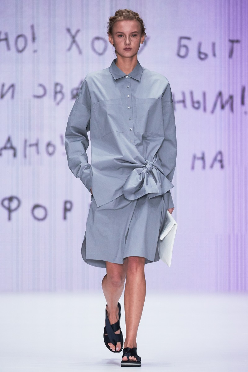 «Не буду спать» – фраза, которой были расписаны клатчи-конверты в новой коллекции Юлии Николаевой.