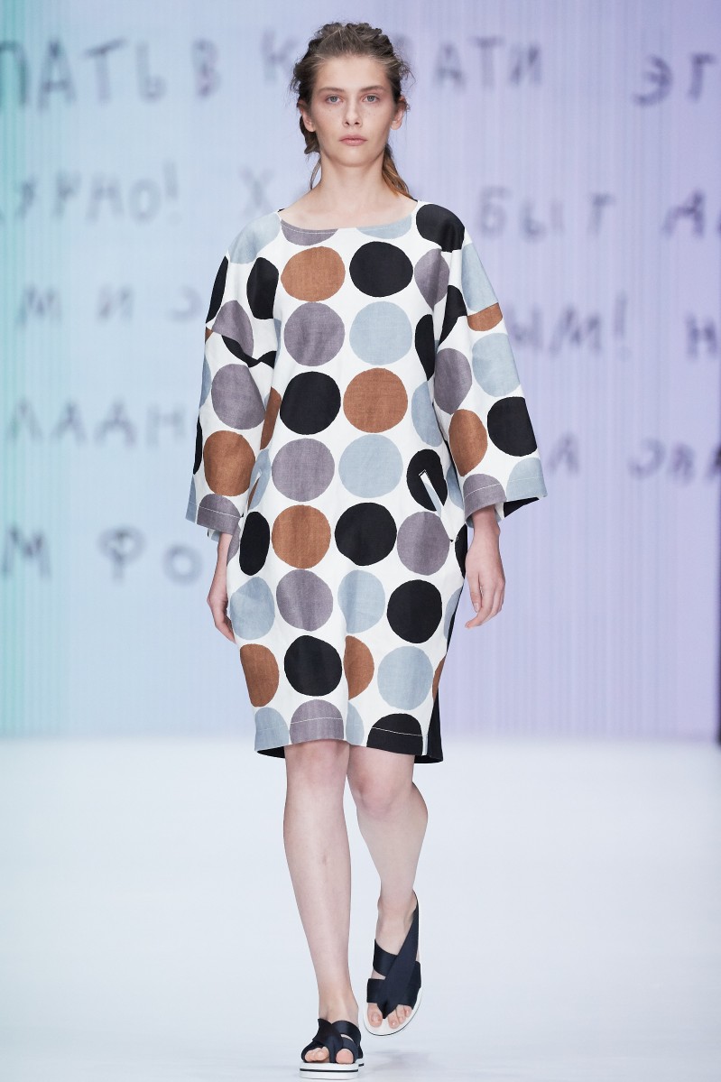 Белый, серый и черные цвета. Натуральные ткани (лен и хлопок). Яркий акцент коллекции – васильковая водолазка и платье-сетка. Принты: круги, классическая полоска. Обувь: сандалии на плоской подошве. YULIA NIKOLAEVA.