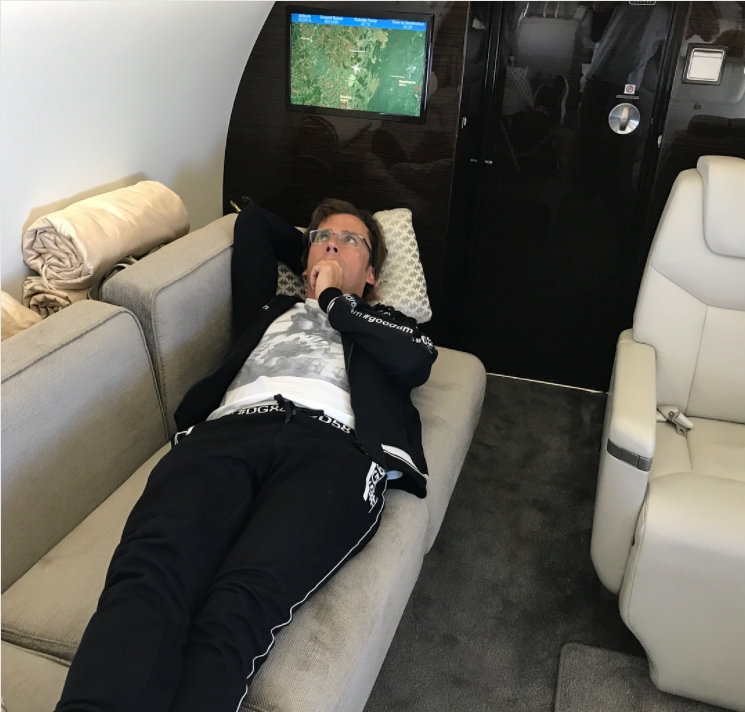 Можно с уверенностью утверждать, что артист сам заработал себе на красивую жизнь.