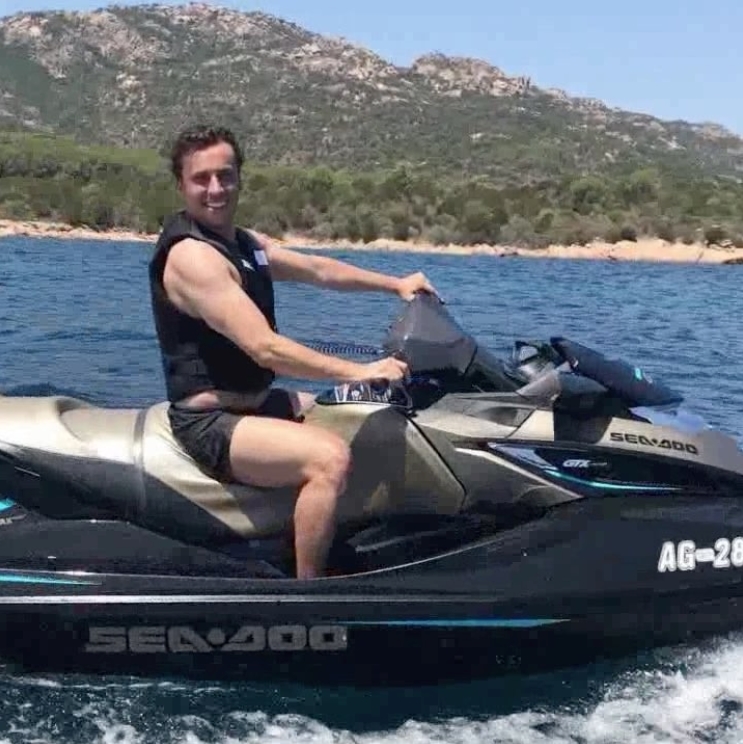 Юморист можно позволить себе и хорошо отдохнуть.