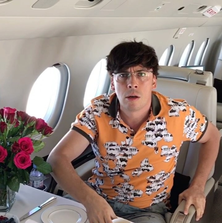 Артист не скрывает, что иногда перемещается и на достаточно комфортабельных самолетах.