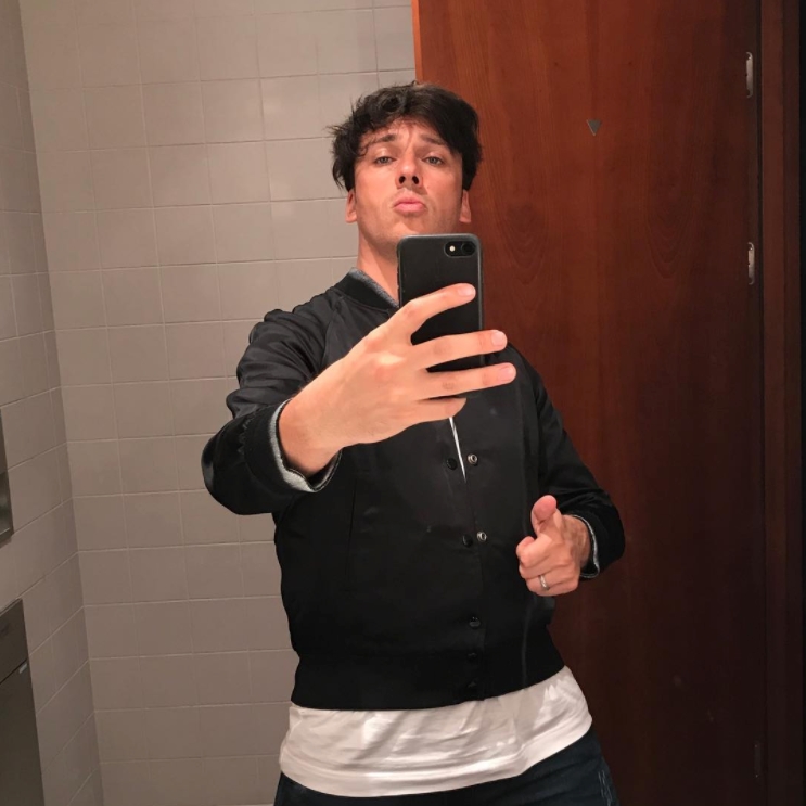 Кроме того, юморист является счастливым обладателем разнообразных дорогостоящих гаджетов.