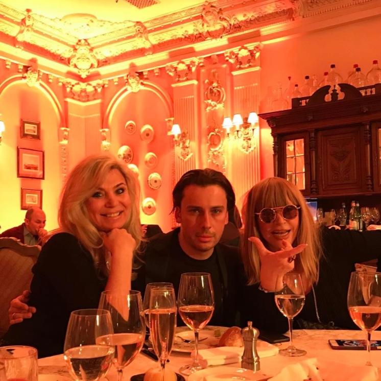 Частым гостем артист является и в дорогих ресторанах.