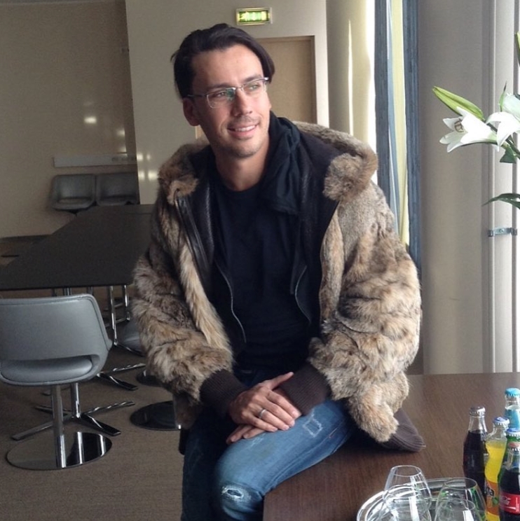 Нередко он появляется на публике в весьма дорогостоящих нарядах.