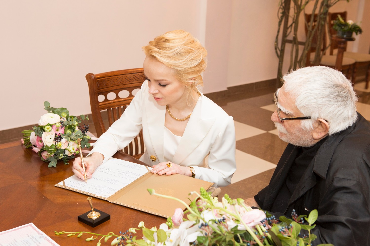 На свадьбе присутствовали только самые близкие.