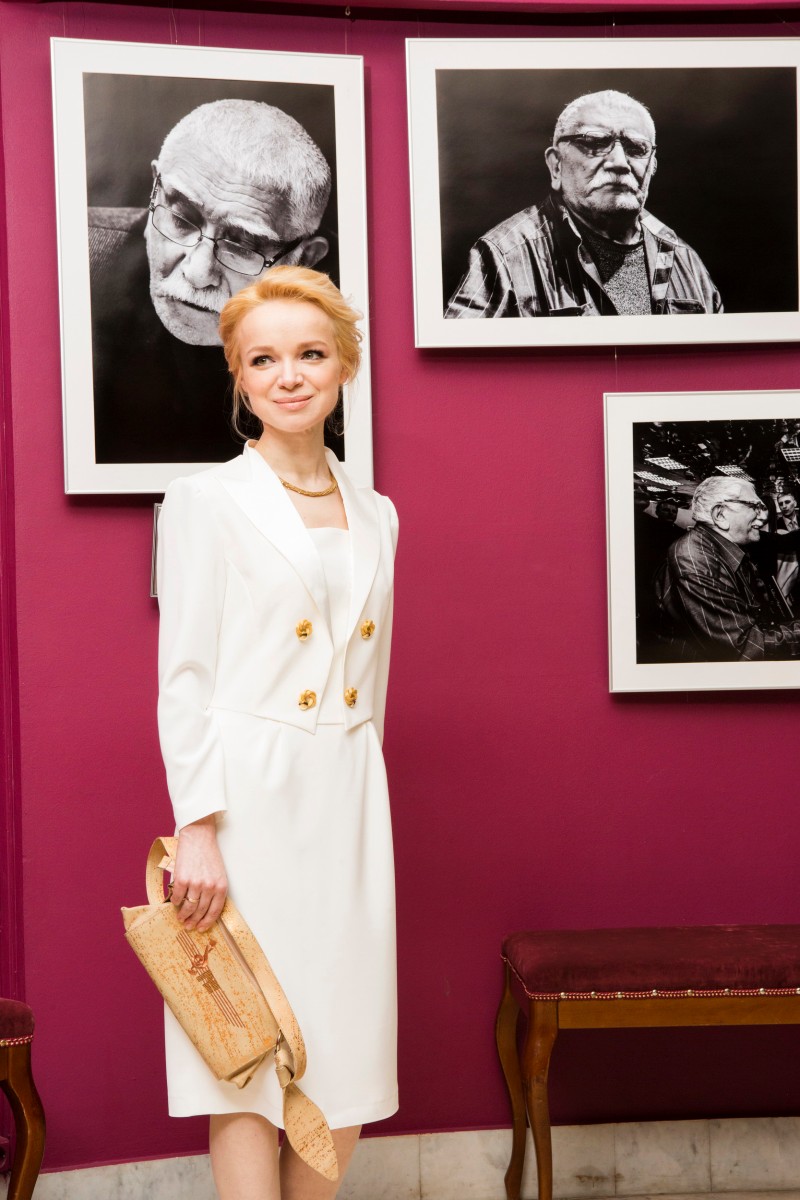 Для церемонии Виталина выбрала платье-смокинг.