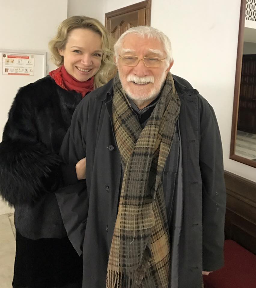 Виталина ни на шаг не отходила от престарелого избранника.