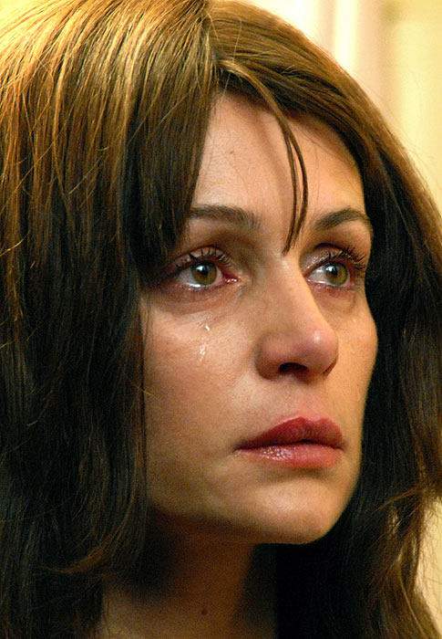 Актриса гармонична в образах драматических героинь.