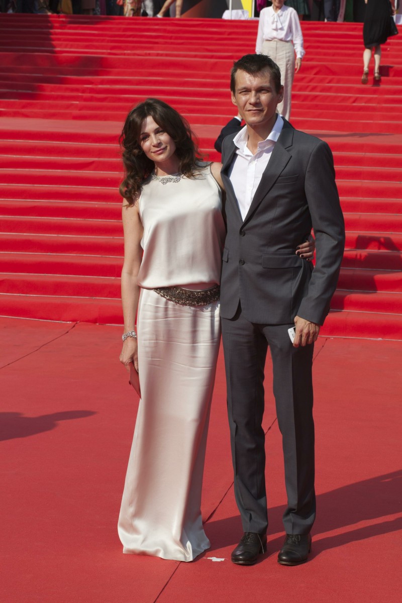 В жизни Оксана счастлива в браке с актером и режиссером Филиппом Янковским.