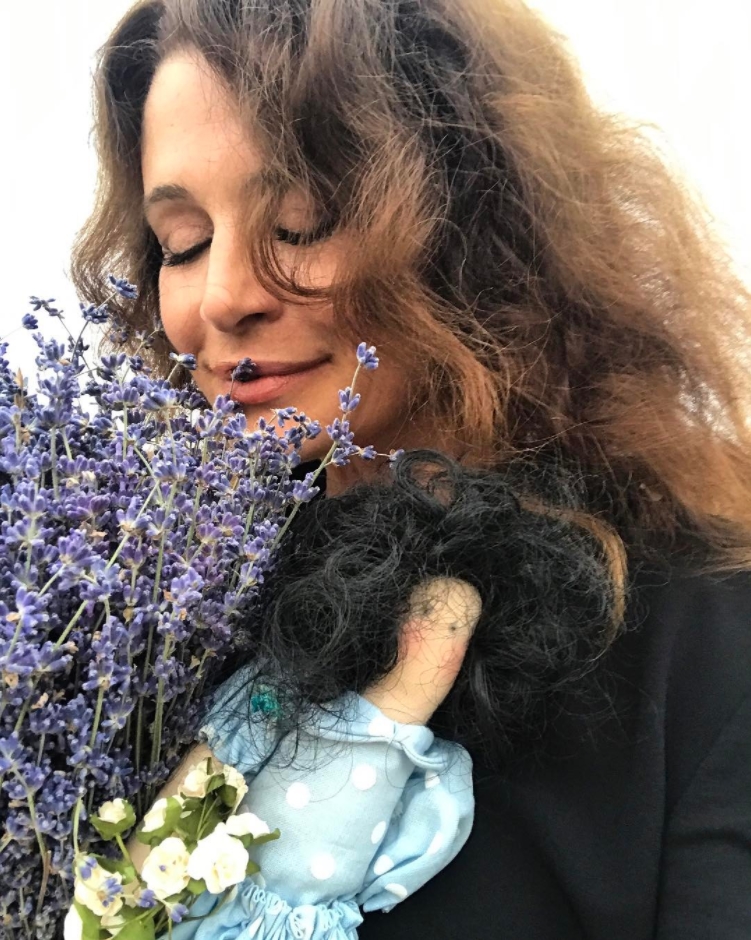 Там артистка регулярно выкладывает разные фото и видео.