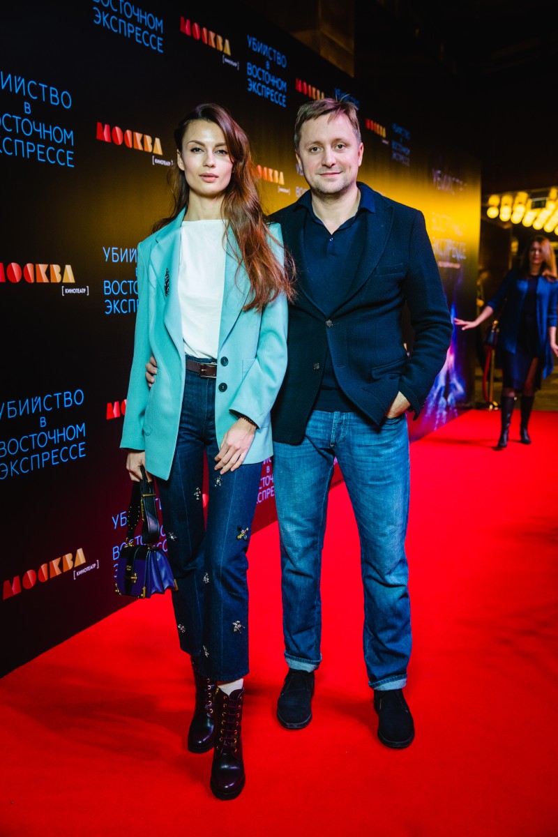 Актер Артем Михалков со спутницей.
