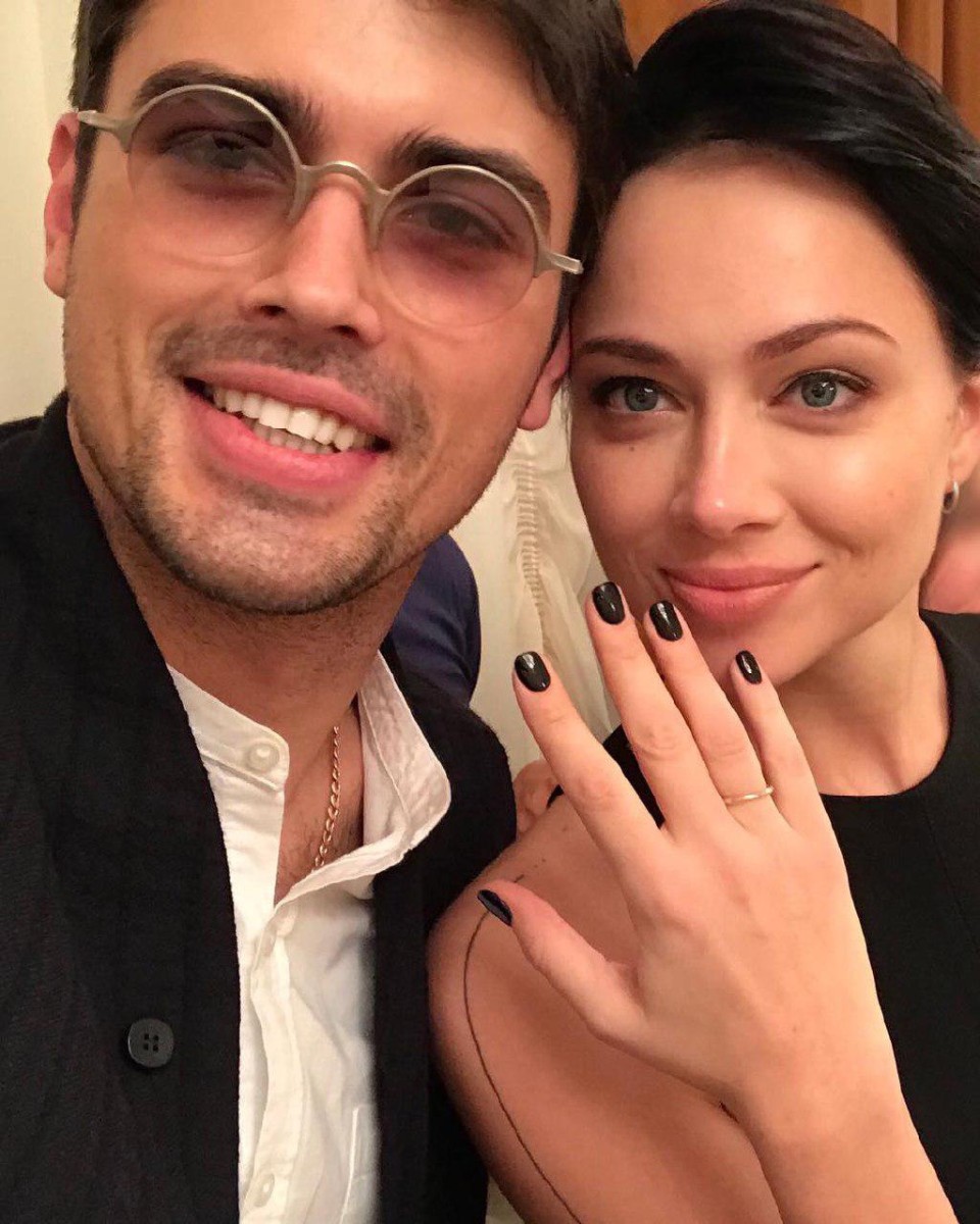 Наряд для свадебной церемонии эпатажная девушка выбрала довольно нетрадиционный — лаконичное черное платье.