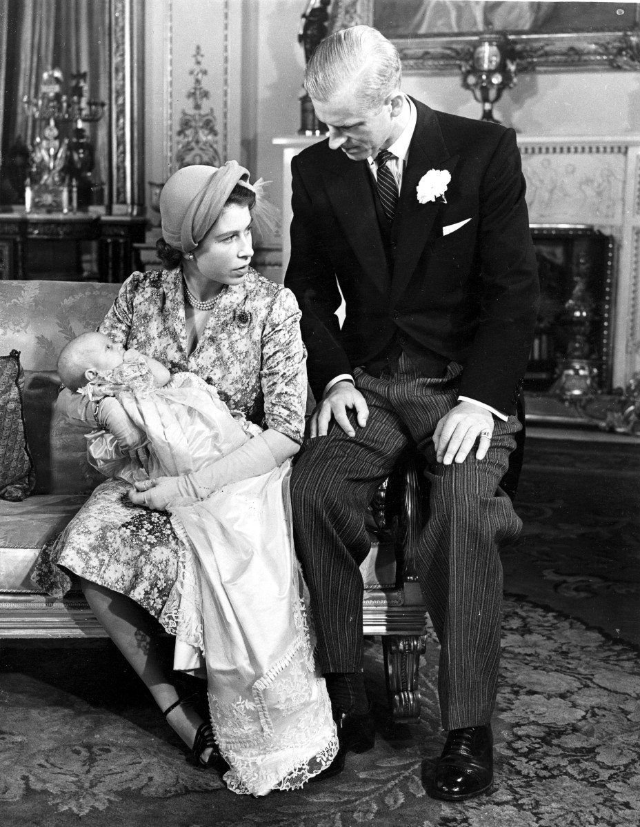 Поклонники английской королевской семьи поговаривают, будто Елизавета, не в силах больше ждать, сама сделала предложение Филиппу.