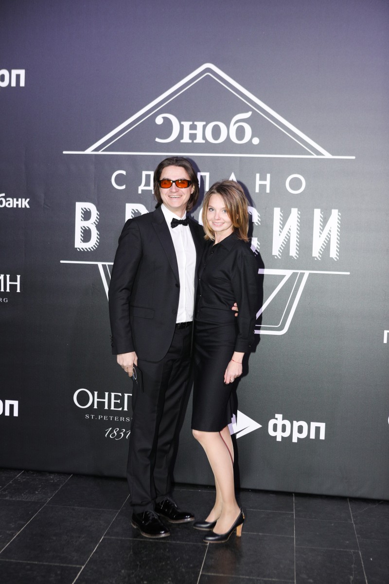 Скандально известный танцор Сергей Филин пришел на премию с дочерью.