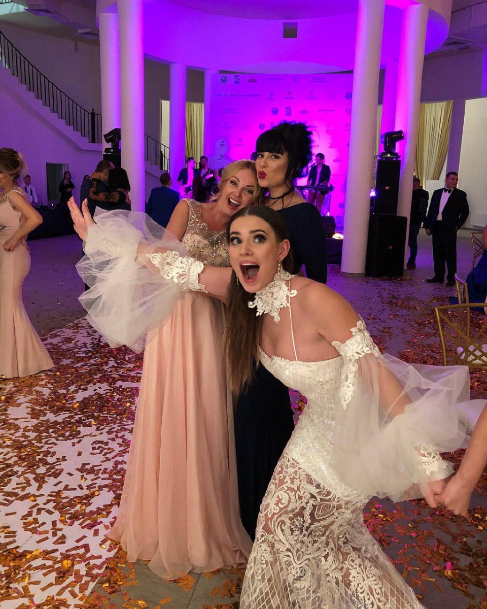 На празднике царила легкая атмосфера и никто не мешал дурачиться не только гостям, но и самой невесте, которая ненавязчиво вторглась в кадр к Дарье Пынзарь и Нелли Ермолаевой.