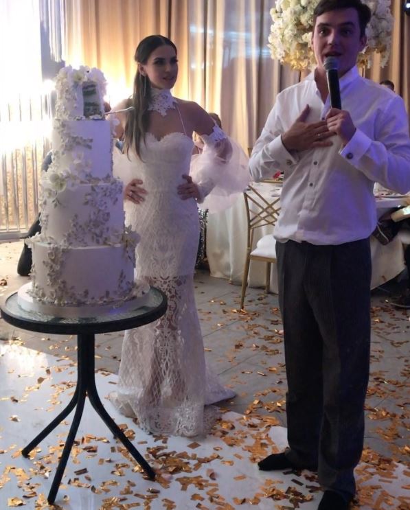 Четырехъярусный украшенный лепестками торт молодые супруги приберегли на конец праздника.