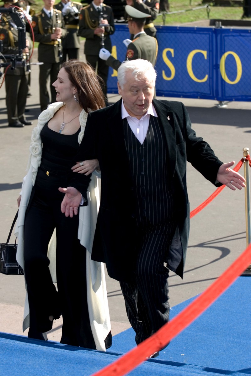 В 1953 году Олег Табаков окончил школу, поступил в Школу-студию МХАТ, на курс Василия Осиповича Топоркова.