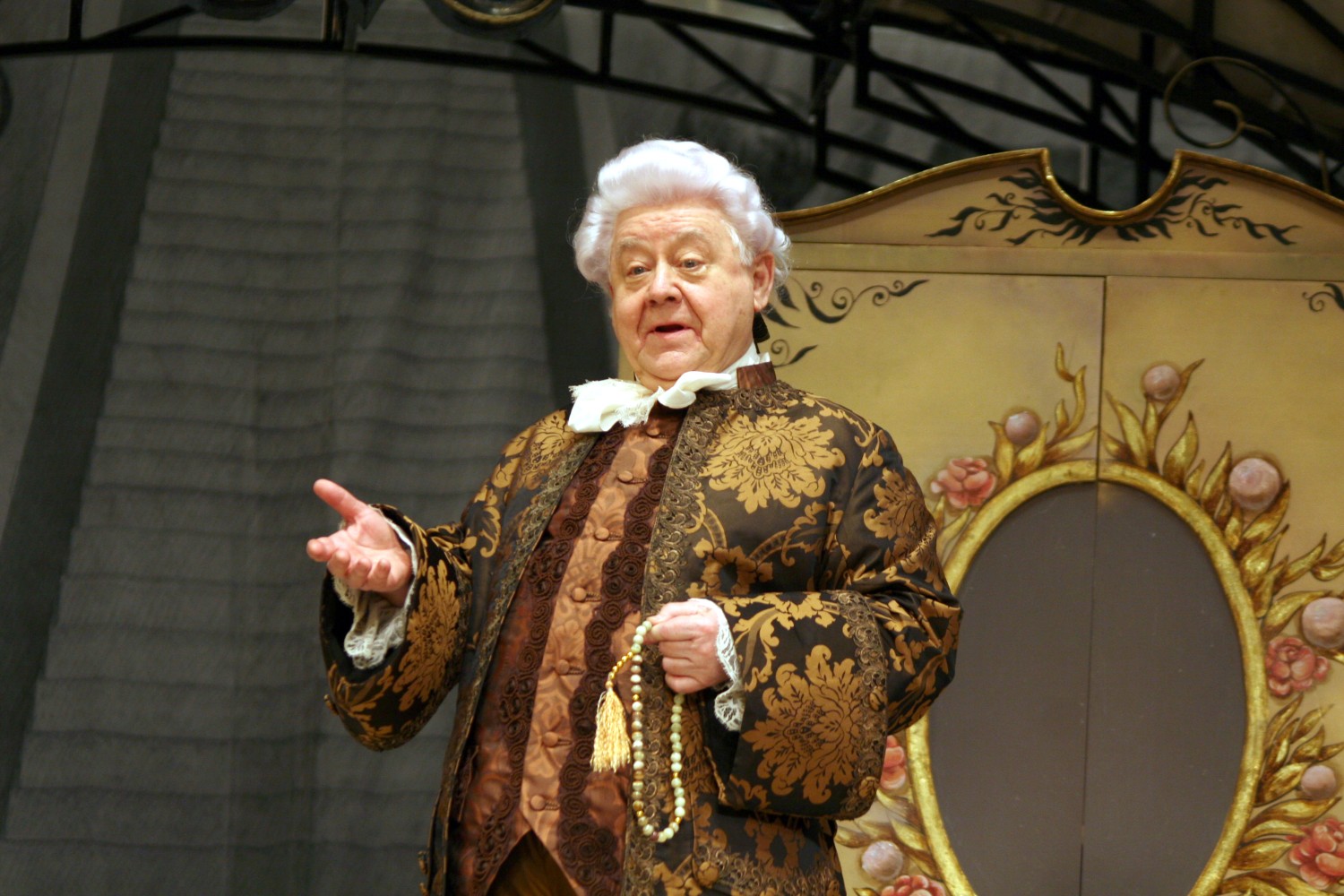 Из-за своей большой нагрузки в возрасте 29 лет перенес инфаркт (1964 год).