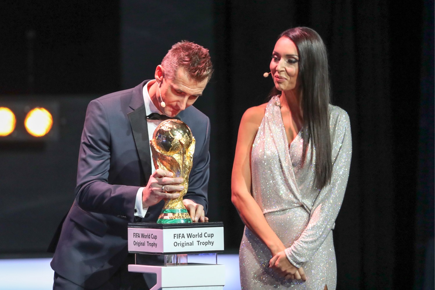 Легендарный футболист Мирослав Клозе держит в руках главную награду: золотой мяч. Она вручается лучшему игроку сезона