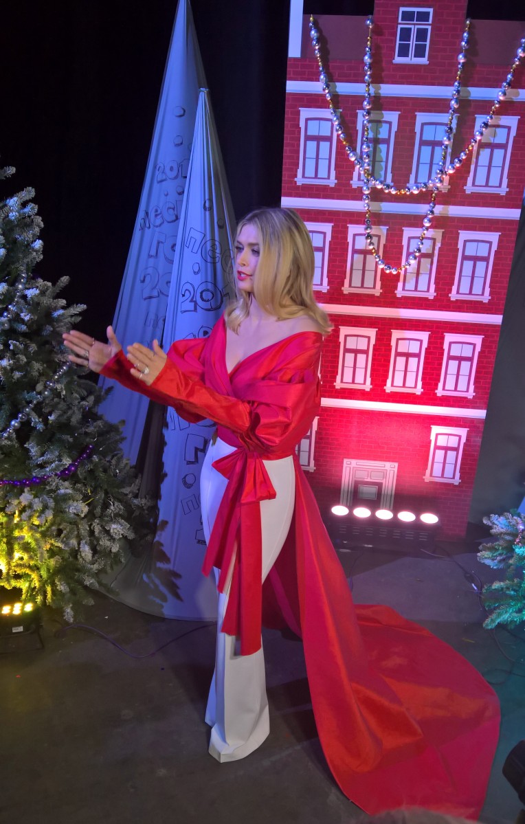 Вера Брежнева показывает наиболее выгодный ракурс для съемки.